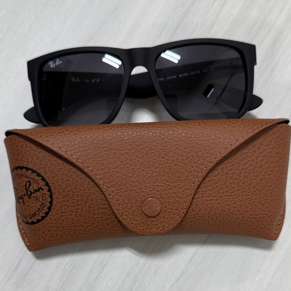 Ray-Ban Matte Black Sunglasses with Tan Case rb4165 Justin - Picture 1 of 5